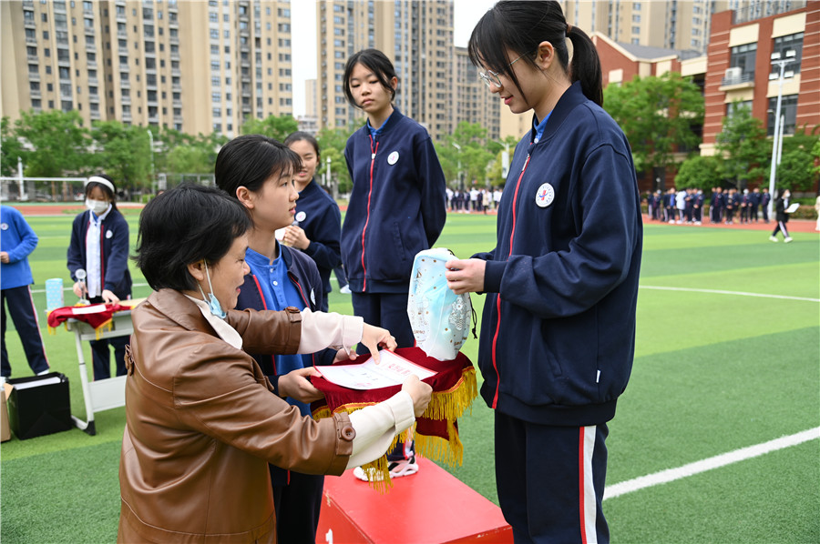 为女子投篮亚军颁奖.jpg