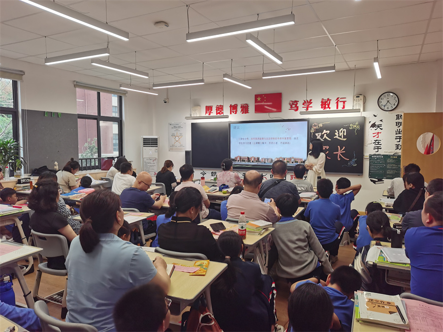 各科任教师进班交流（一）.jpg